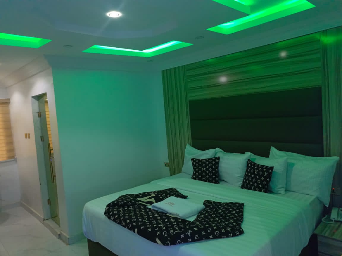 /web/uploads/116/Global Signature Hotel and Resort/room-photos/Deluxe Room/GSH DELUXE.jpg